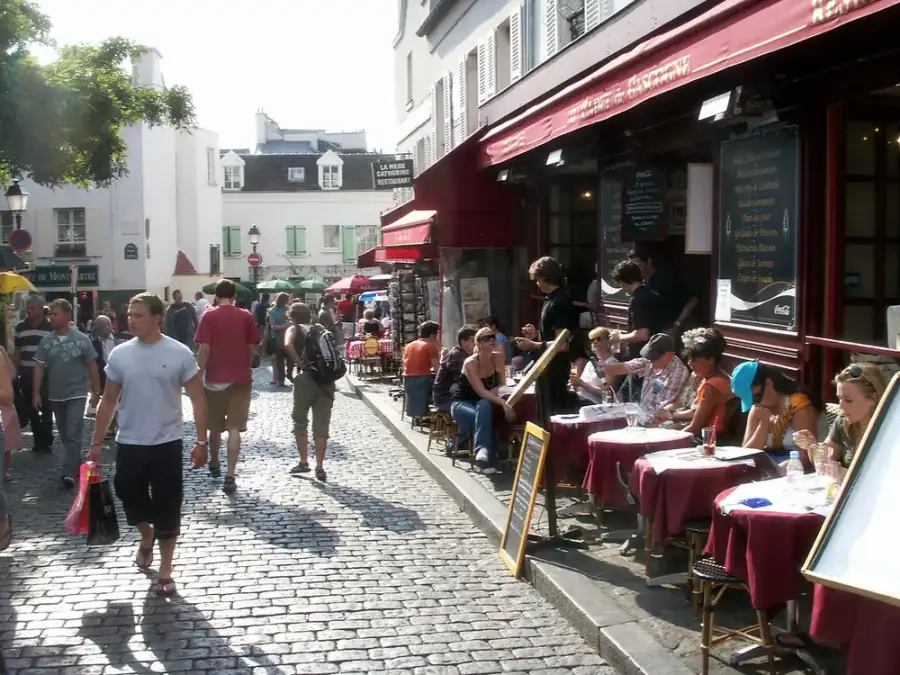 Stradă cu cafenele la Paris